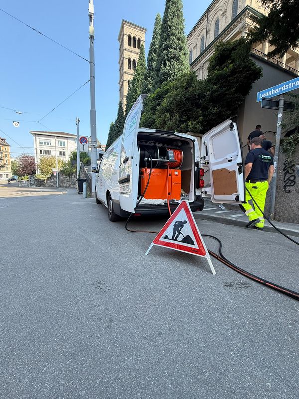 Greentech sewer service in the field - detail from the daily work